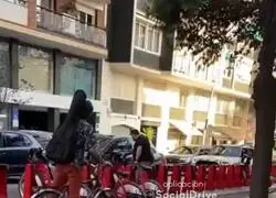 Un conductor golpea un coche tras recriminar un percance de tr&aacute;fico Barcelona