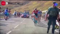 El agente de la Guardia Civil paseando por la carretera como si nada