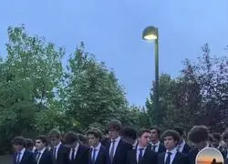 La surrealista escena de estos cayetanos en un Colegio Mayor