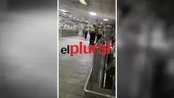 Varios "vigilantes" de Sureste, la empresa de seguridad subcontratada por Renfe, han dado esta brutal paliza a un joven de Gambia en la estaci&oacute;n de Pla&ccedil;a de Catalunya