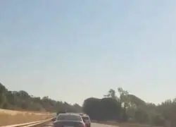 La Guardia Urbana se cruza delante de un coche que llevaba el maletero abierto