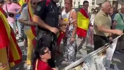 Fachas mon&aacute;rquicos contra fachas antimon&aacute;rquicos en Barcelona