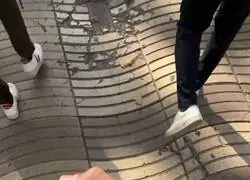 Los turistas de Barcelona han decidido atarse el m&oacute;vil con una cuerda