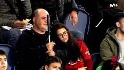 Captan este bonito momento donde una hija acompa&ntilde;a a su padre ciego a ver el f&uacute;tbol