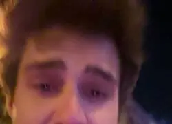 A este cayetano le cae gas lacrim&oacute;geno de la polic&iacute;a y sale llorando en redes sociales