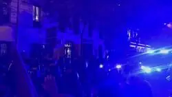 La ultraderecha llamando &ldquo;maricones&rdquo; a la polic&iacute;a frente a la sede del PSOE