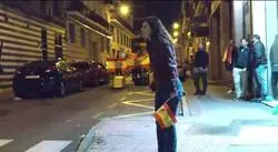 La surrealista escena de esta chica en plenas protestas por la Ley de la Amnist&iacute;a