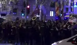 Este fue el momento en el que la polic&iacute;a se lleva detenido a Vito Quiles en la Calle Ferraz