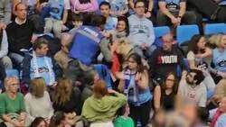 As&iacute; han expulsado a una aficionada del CB Breog&aacute;n por mostrar una bandera en solidaridad con el pueblo de Palestina