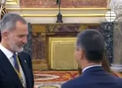 Pedro S&aacute;nchez se salta el protocolo y se coloca los pantalones delante del Rey Felipe VI