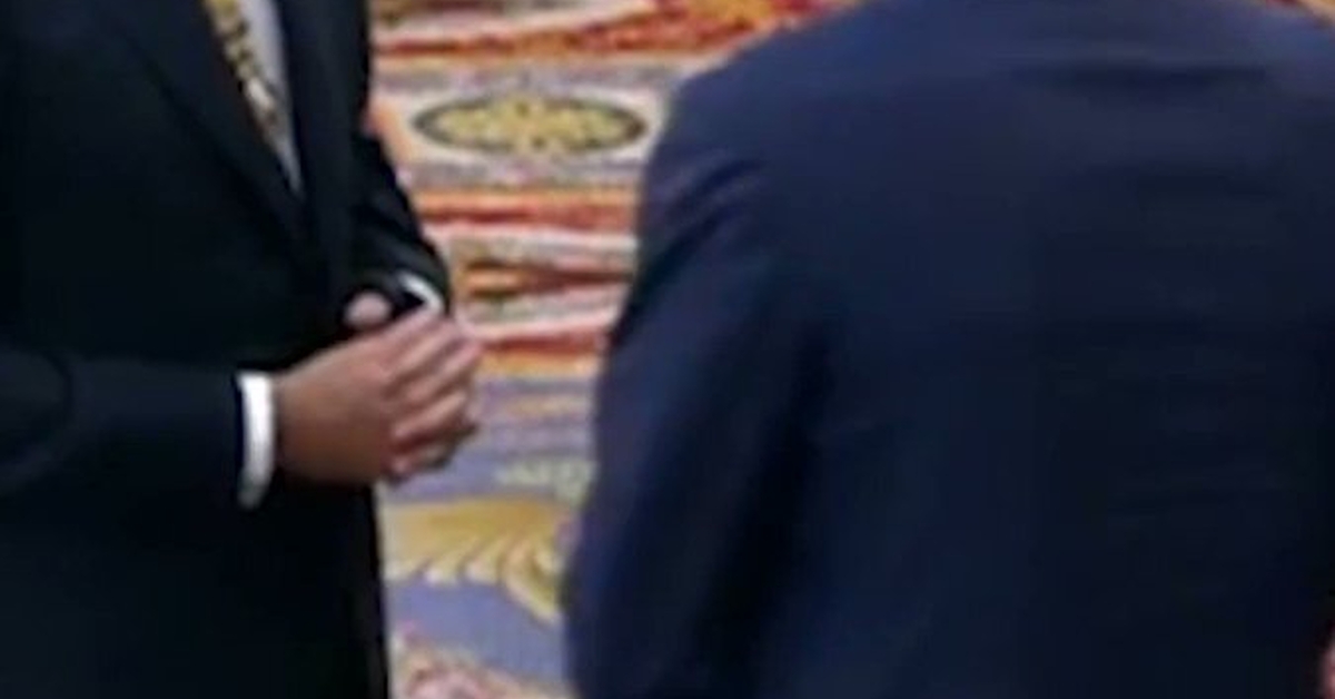 Pedro Sánchez se salta el protocolo y se coloca los pantalones delante ...