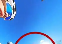 La pol&eacute;mica reacci&oacute;n de este ciclista ante una mala maniobra suya