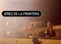 Menudo pedal llevaba este hombre por mitad de Jerez de la Frontera