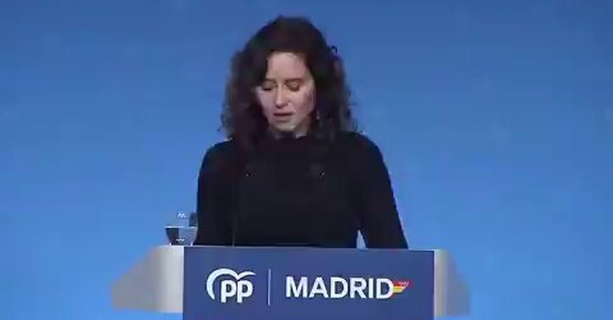 ¿Qué le pasa a Ayuso en esta rueda de prensa?