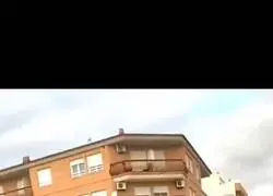 Intenta agredir a dos agentes de la Guardia Civil tras empotrar su coche contra una carpinter&iacute;a