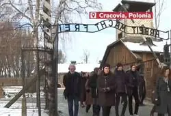 Genial esto de Ayuso visitando Auschwitz