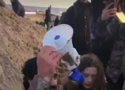 La polic&iacute;a nacional le ha roto el meg&aacute;fono a Alvise por putodefender Espa&ntilde;a