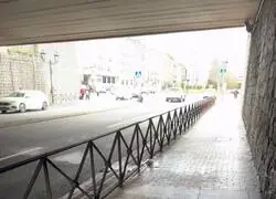 Un agente se agacha detr&aacute;s de una se&ntilde;al para utilizar un radar en &Aacute;vila