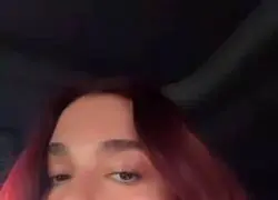 Dua Lipa escuchando la radio de buena ma&ntilde;ana