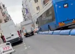 Pillan circulando en patinete el&eacute;ctrico sentado en una bombona a una persona