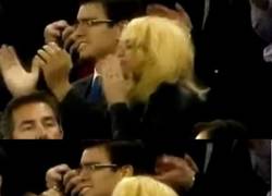Enlace a Shakira y Piqué se mandan besos tras el partido de Irlanda