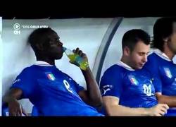 Enlace a VÍDEO: Balotelli, ¿se han meado en su botella?