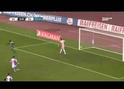 Enlace a VÍDEO: Jugando al despiste para tirar el penalty y va y fallan