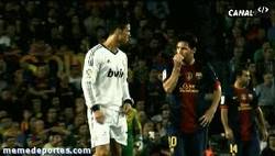 Enlace a GIF: Messi preocupándose por el hombro de Cristiano. RESPECT