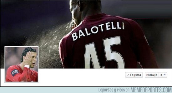 34096 - Balotelli dándole un baño (?) a Cr7, descripción grafica