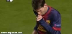 Enlace a GIF: Por fin Messi le puede dedicar el gol a su hijo Thiago