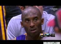 Enlace a VÍDEO: Kobe fulminó a su entrenador con la mirada