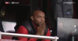 Enlace a GIF: Mientras tanto, Henry está esperando su vuelta al Arsenal