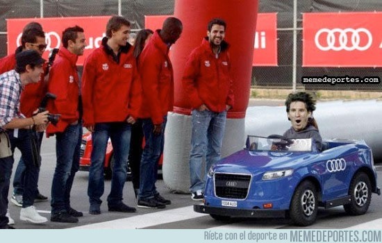 43291 - Mientras tanto, Messi en la entrega de los  Audi de la palntilla
