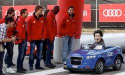 Enlace a Mientras tanto, Messi en la entrega de los  Audi de la palntilla
