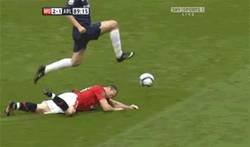 Enlace a GIF: Rooney jugándose la cara