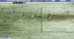 Enlace a GIF: Golazo con nieve del Dynamo Kiev