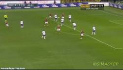 Enlace a GIF: Golazo de Totti contra la Fiore. Está acabado, decían