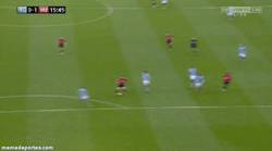 Enlace a GIF: Primer gol de Rooney al City