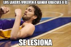 Enlace a Los Lakers vuelven a ganar gracias a él