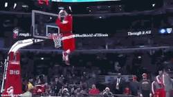 Enlace a GIF: FAIL de Santa Claus en show de mates de la NBA