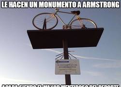 Enlace a Le hacen un monumento a Armstrong