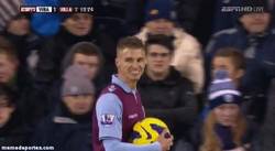 Enlace a GIF: Un fanático del West Brom lanzando una bola de nieve a un jugador del Aston Villa