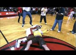 Enlace a VÍDEO: Fan de los Heat gana 75,000$ y un abrazo-placaje de LeBron