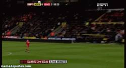 Enlace a GIF: Porque Suárez también sabe marcar con el pie