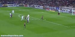 Enlace a GIF: Gol de Cesc que adelanta al Barça en la Copa del Rey