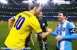 Enlace a GIF: El saludo de Ibrahimovic y Messi al principio del partido