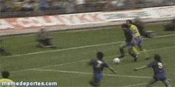 Enlace a GIF: Maradona y un par de detalles de cuando jugaba en el Barça