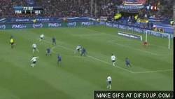 Enlace a GIF: Increíble pase entre líneas de Özil para el segundo gol de Alemania vs Francia