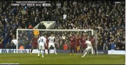Enlace a GIF: Golazo de falta de Bale vs Newcastle