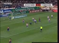 Enlace a GIF: Golazo de chilena de Ronaldinho al Atlético [remember]